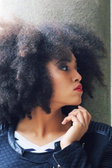 modelo com cabelo crespo preto: hidratação dos cabelos crespos
