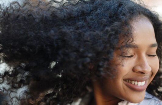Hidratação para cabelos cacheados: as 5 melhores receitas para cachos saudáveis