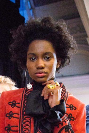 História do cabelo crespo: modelo com cabelo crespo