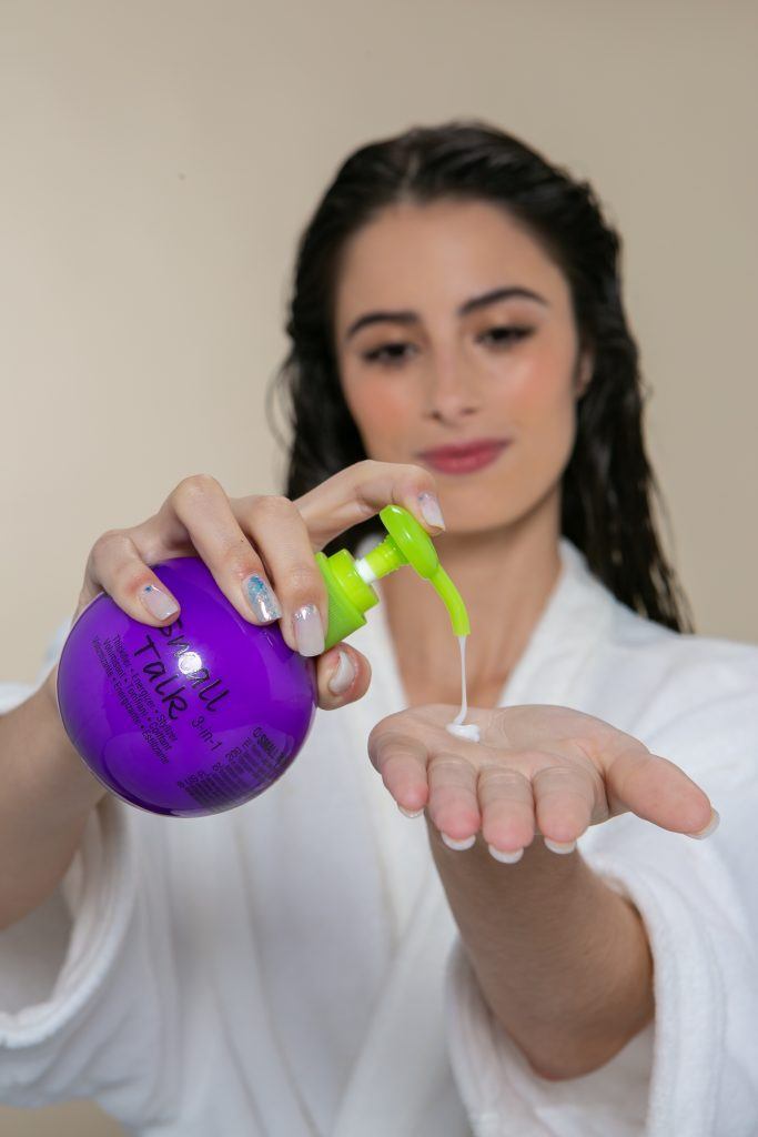 Mulher colocando produto nas mãos