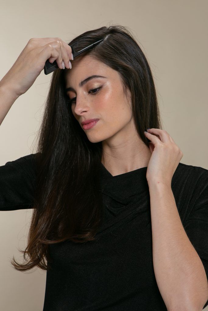 Mulher dividindo o cabelo
