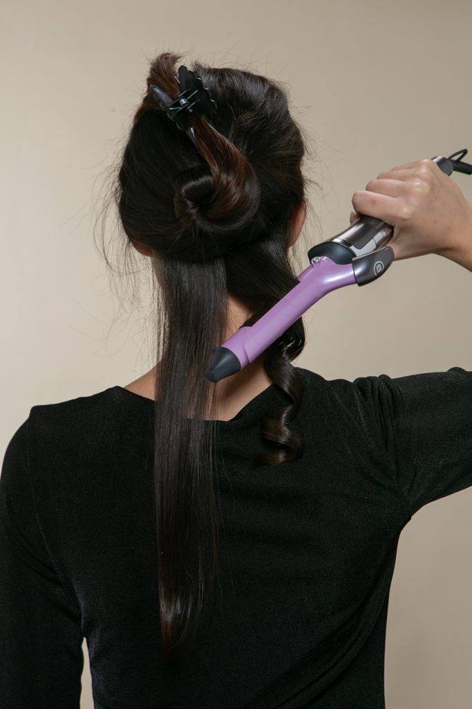Mulher cacheando o cabelo