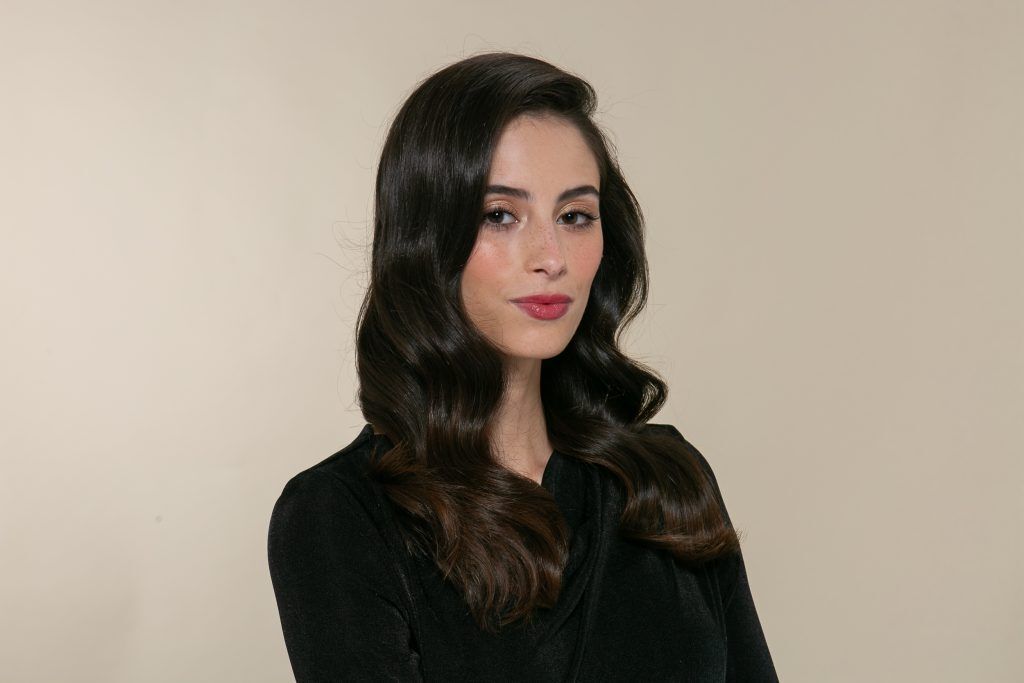 Mulher com penteado hollywood waves