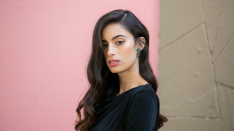 Mulher com cabelo castanho longo ondulado