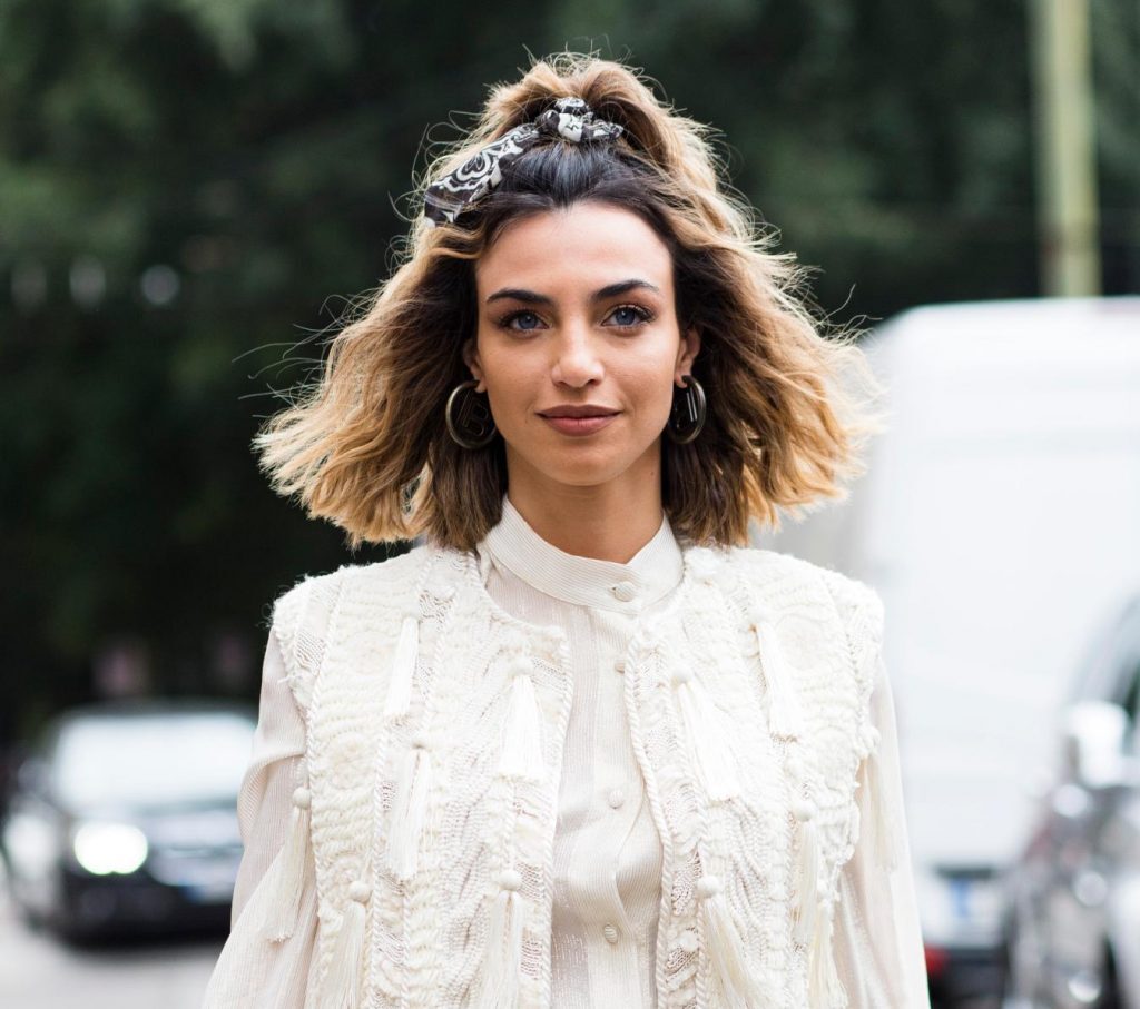 Penteado semipreso com rabo no topo da cabeça e lenço amarrado
