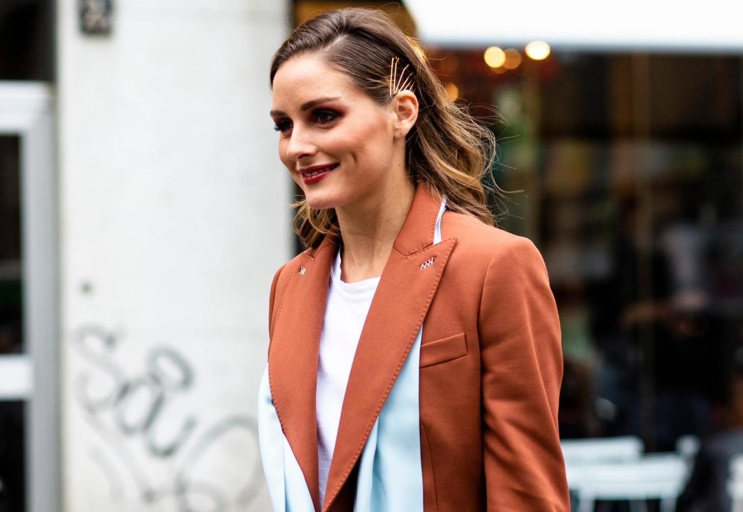 Olivia palermo usa blazer ferrugem e grampos no cabelo