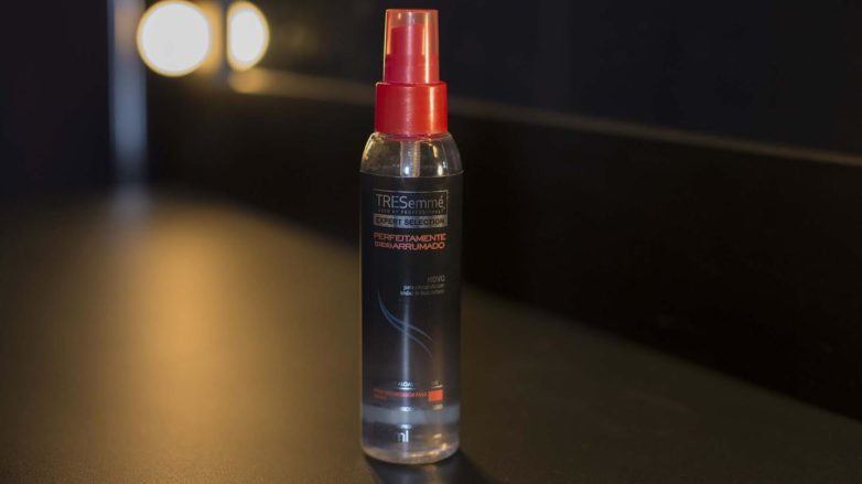 TRESemmé Spray Texturizador Expert Perfeitamente (Des)Arrumado com frasco transparente e tampa vermelha