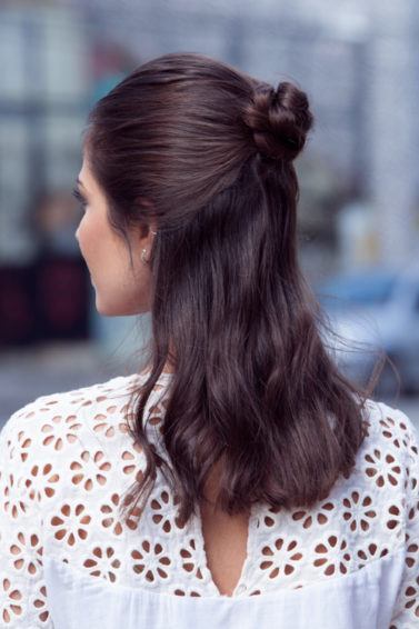 Mulher com cabelo meio preso em um coque