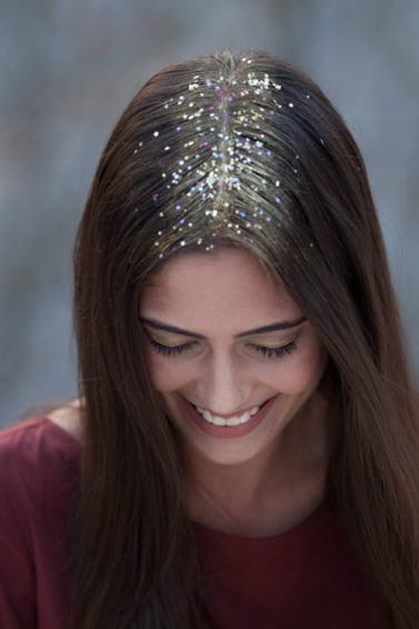 Mulher com glitter na raíz do cabelo