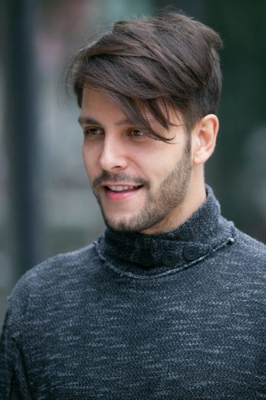 Homem usa cabelo masculino curto com franja de lado solta