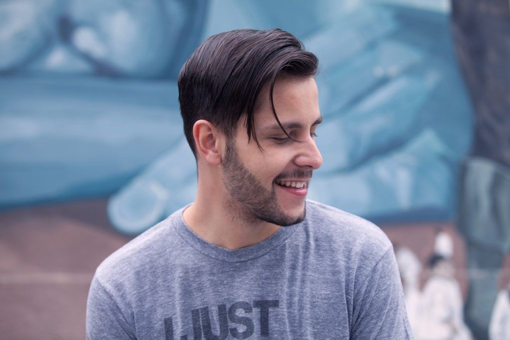 modelo usa franja no cabelo masculino curto e castanho