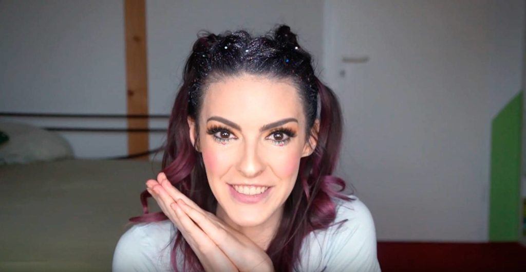 Cabelo liso semi preso com pontas roxas 