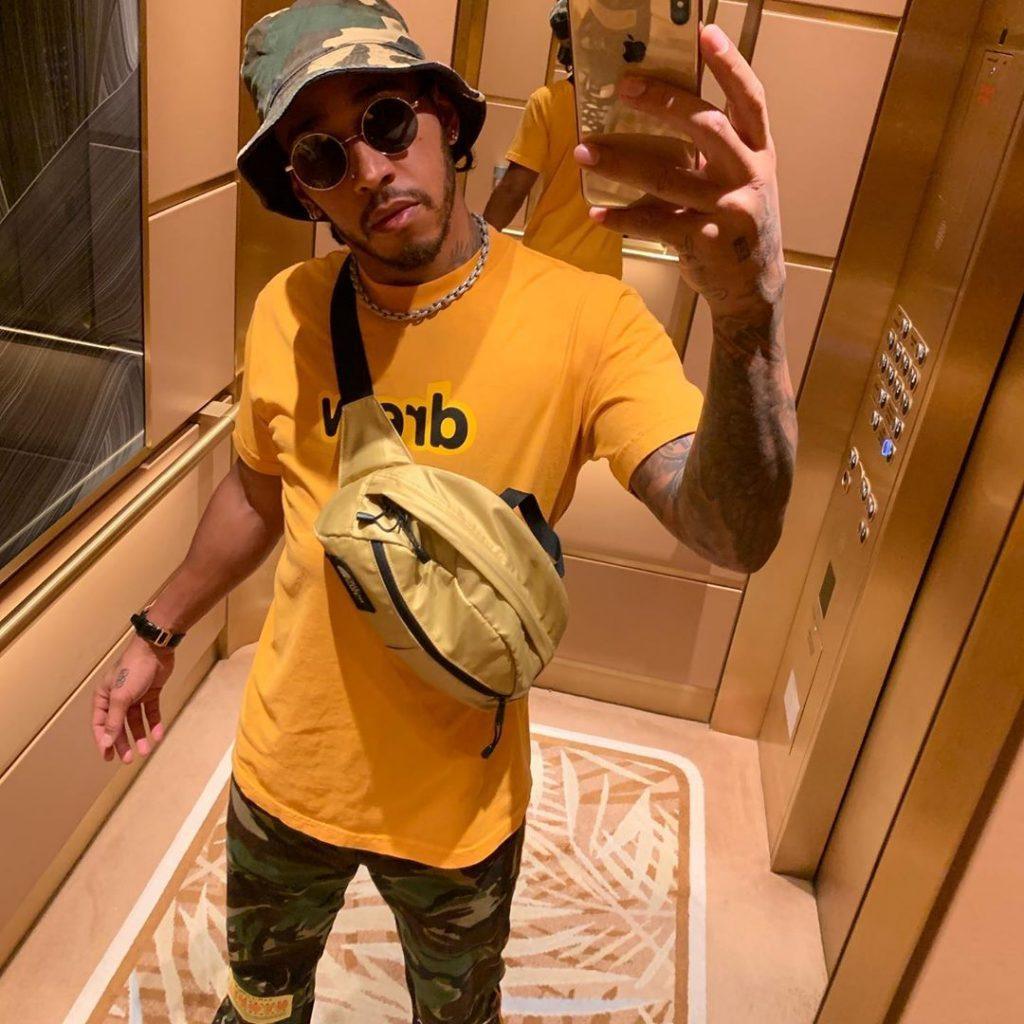 Piloto Lewis Hamilton com chapéu