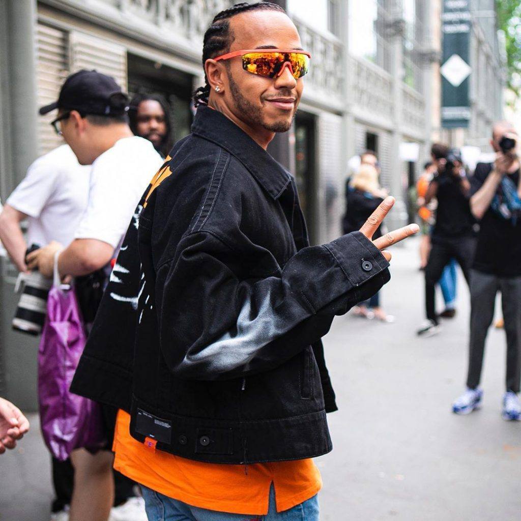 Piloto Lewis Hamilton com tranças de raiz