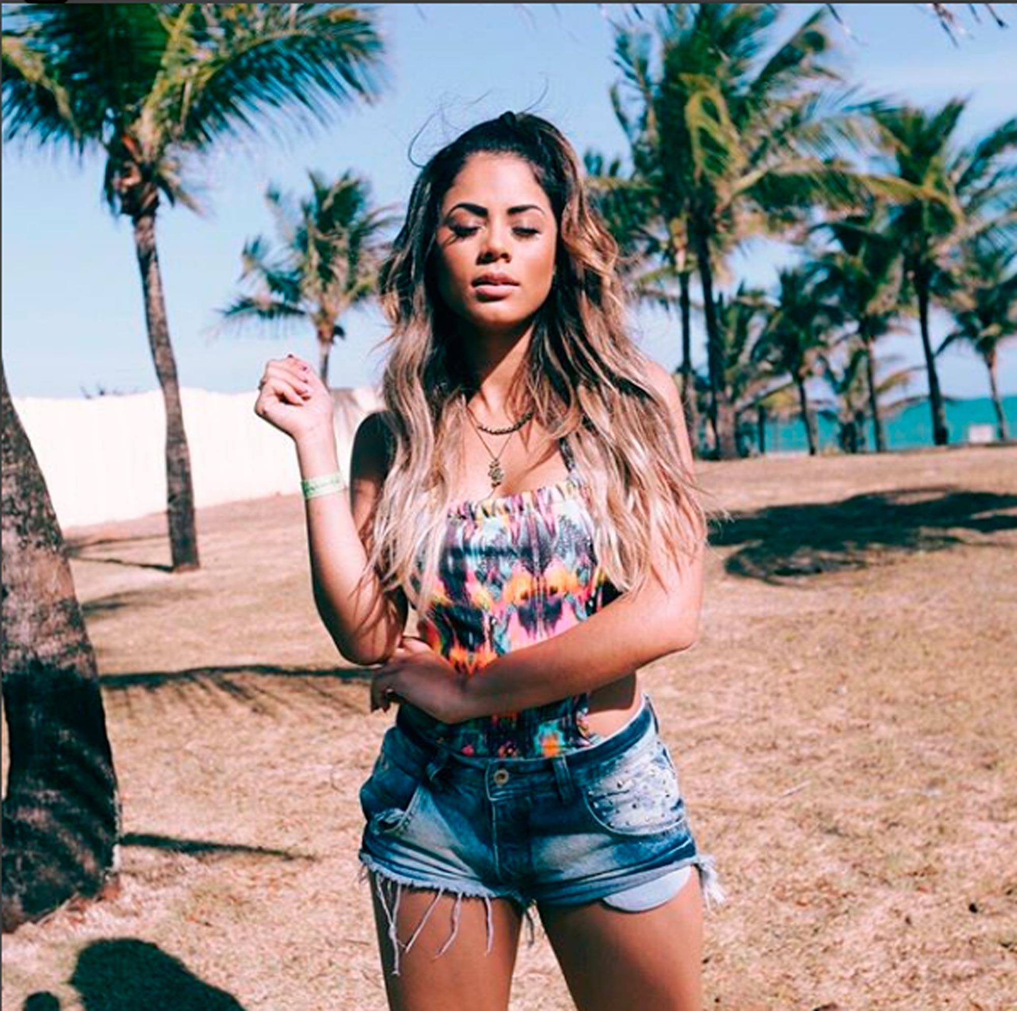 cantora Lexa com cabelo loiro