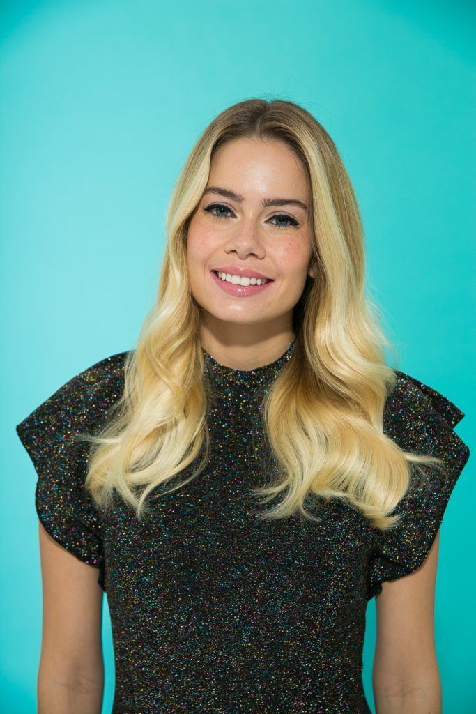 Cabelo liso loiro solto