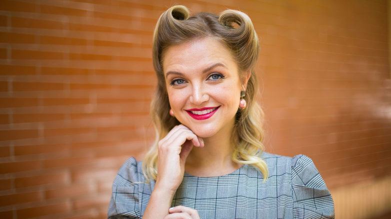 modelo ilustra matéria sobre como fazer victory rolls