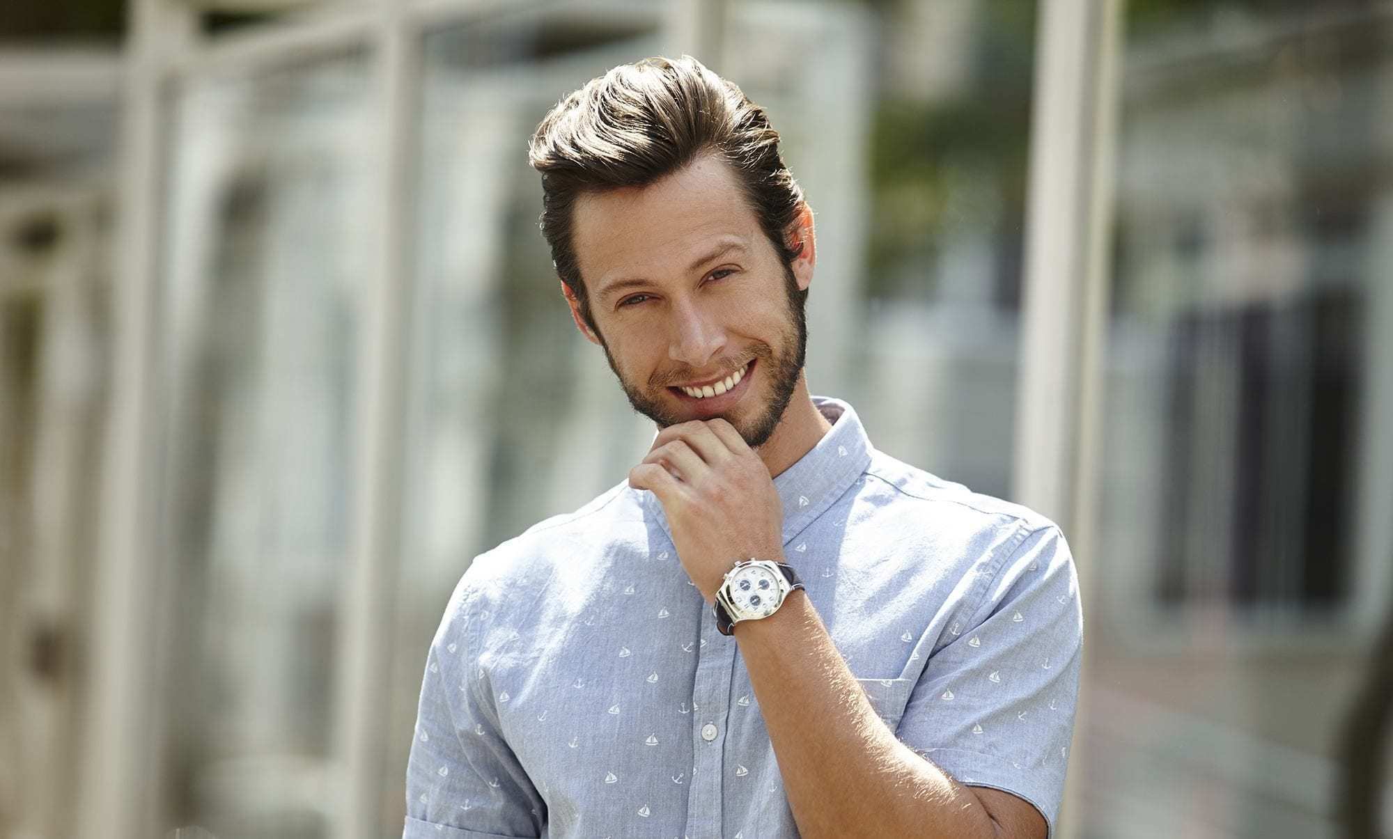 Homem com cabelos e barba castanho-claro