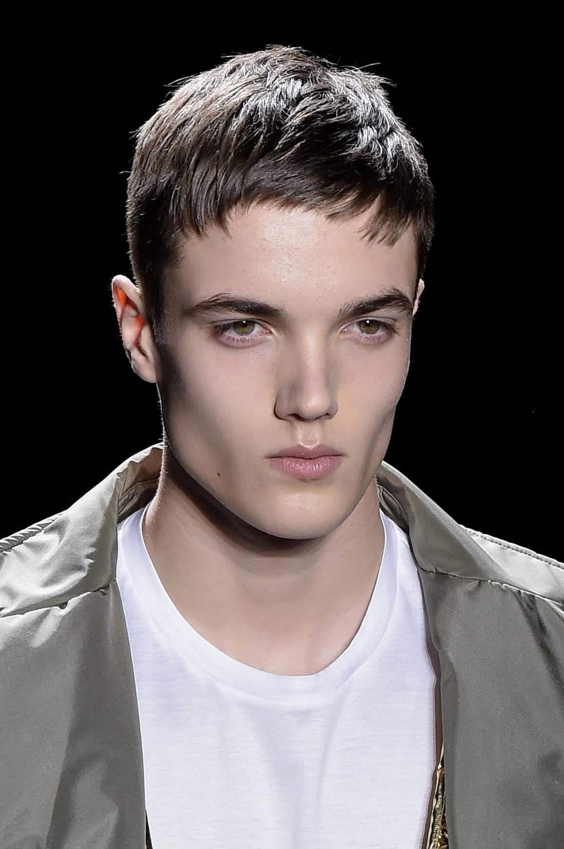 modelo ilustra matéria sobre como melhorar o cabelo masculino