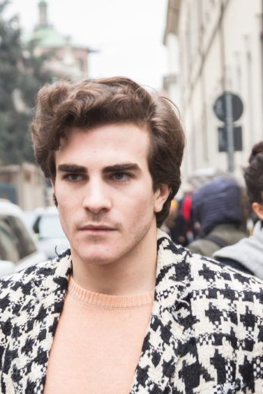 modelo ilustra matéria sobre como melhorar o cabelo masculino