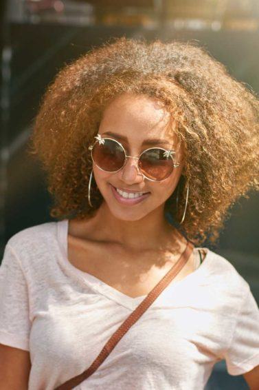 como pintar o cabelo: modelo com cabelo crespo pintado