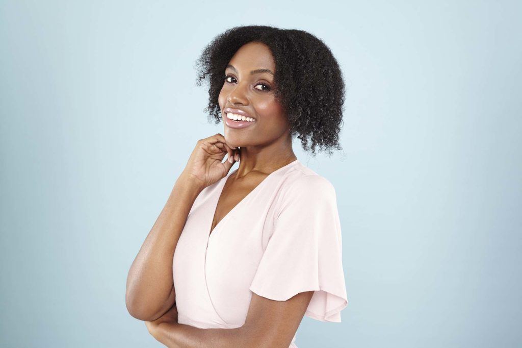 modelo ilustra a matéria sobre como secar cabelo crespo com secador