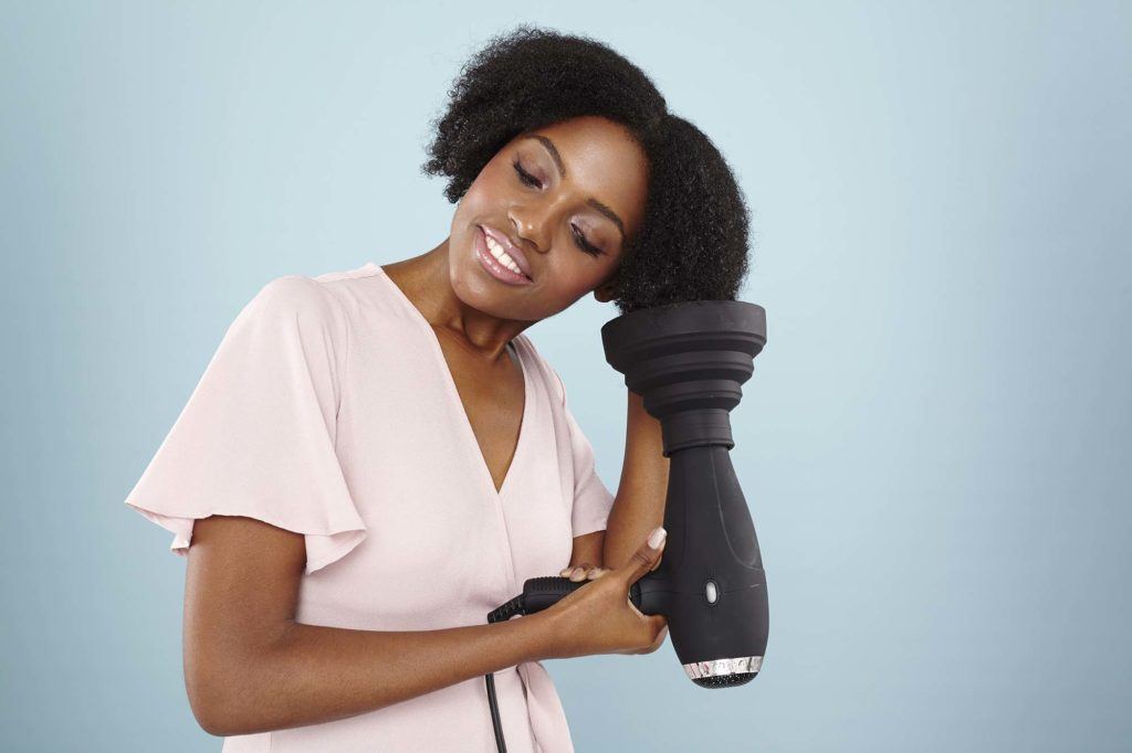 modelo ilustra a matéria sobre como secar cabelo crespo com secador