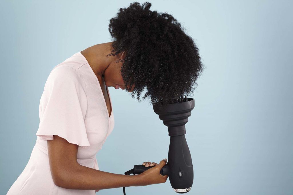 modelo ilustra a matéria sobre como secar cabelo crespo com secador