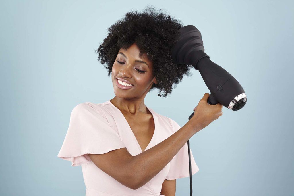 modelo ilustra a matéria sobre como secar cabelo crespo com secador