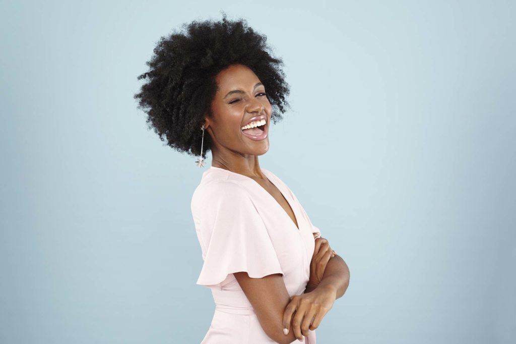 modelo ilustra a matéria sobre como secar cabelo crespo com secador