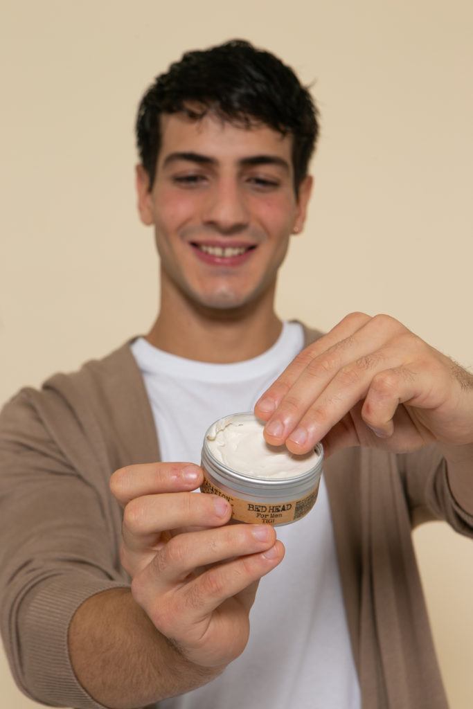 Modelo com pomada para ensinar como secar cabelo masculino