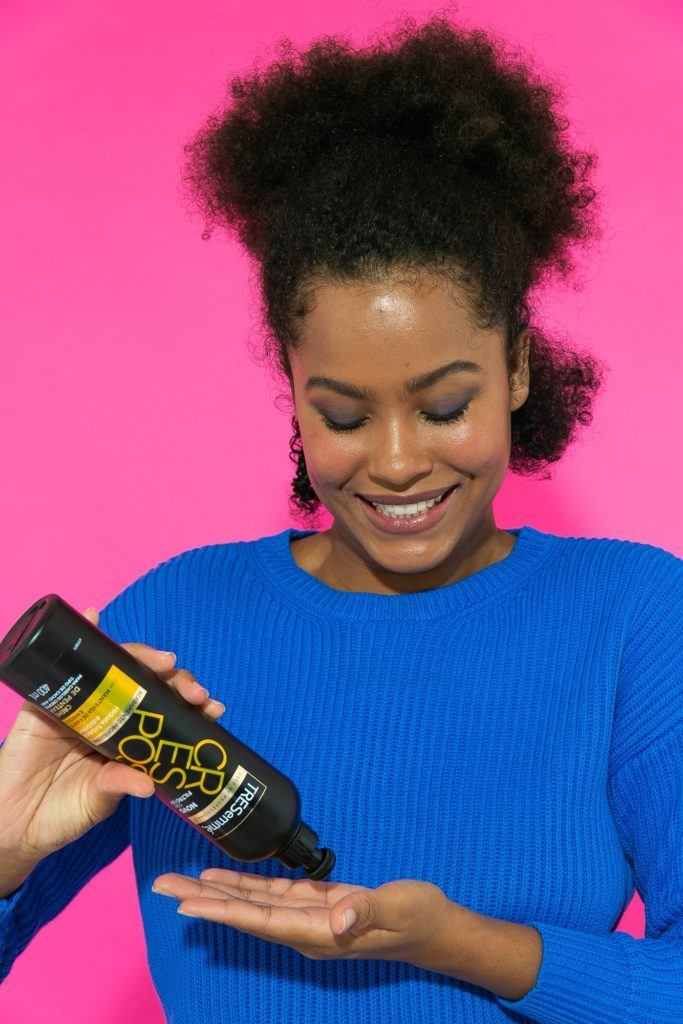 Cabelo crespo com creme para pentear