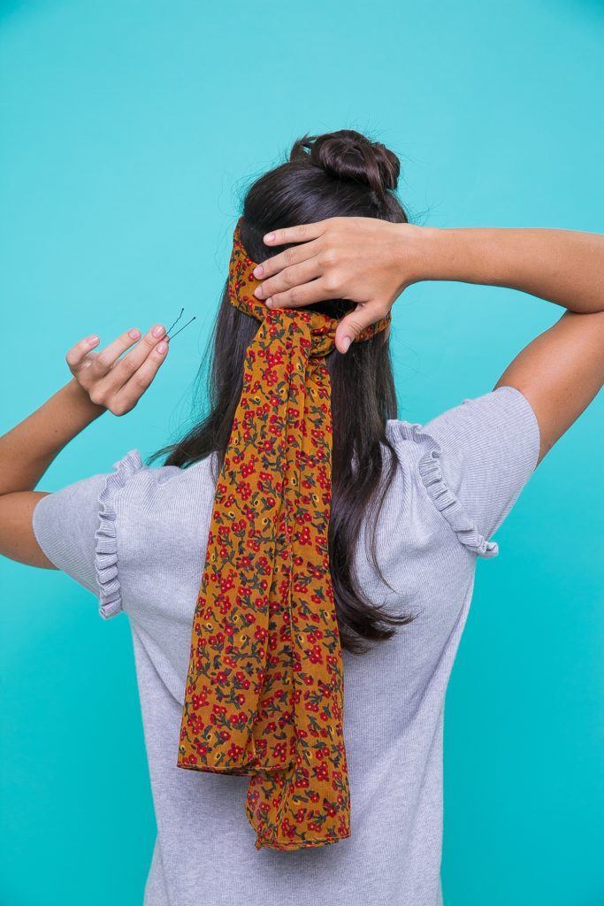 Como usar o lenço como faixa de cabelo