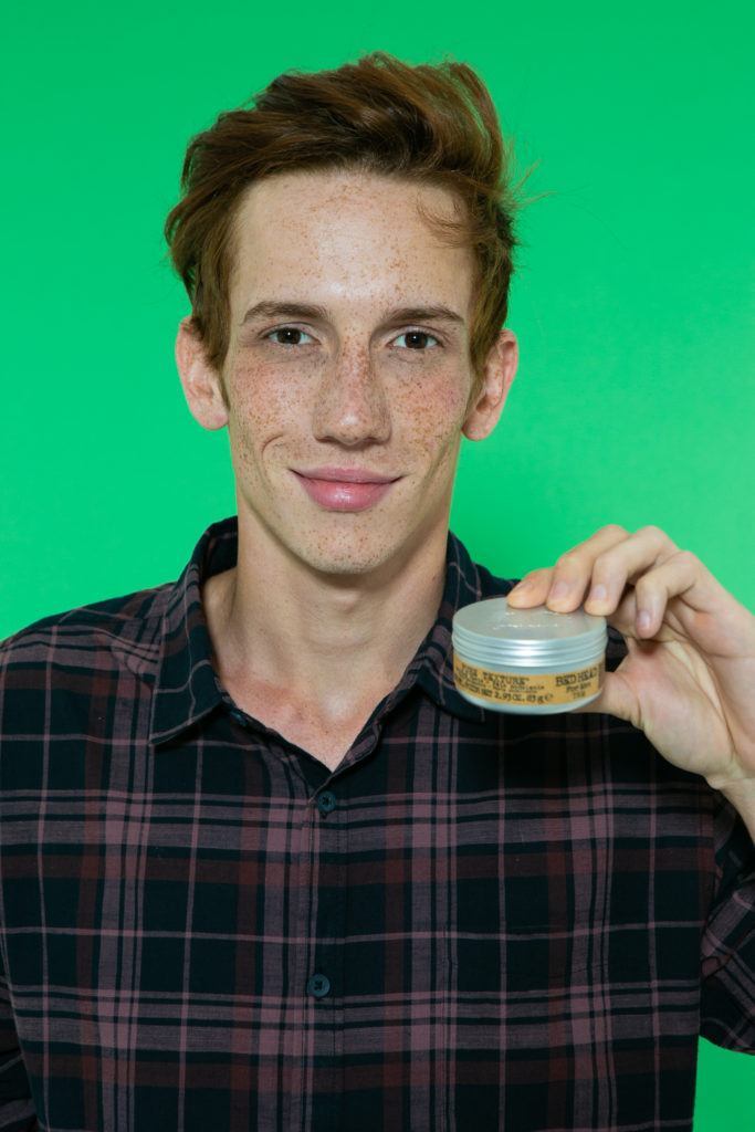 modelo segurando Pomada Modeladora Bed Head For Men Pure Texture
