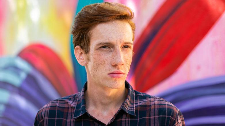 modelo masculino com cabelo estilizado com pomada