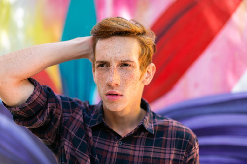 modelo masculino com cabelo estilizado com pomada