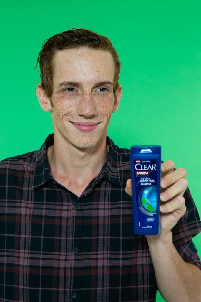 modelo masculino segurando o Shampoo Clear Men Ice Cool Menthol