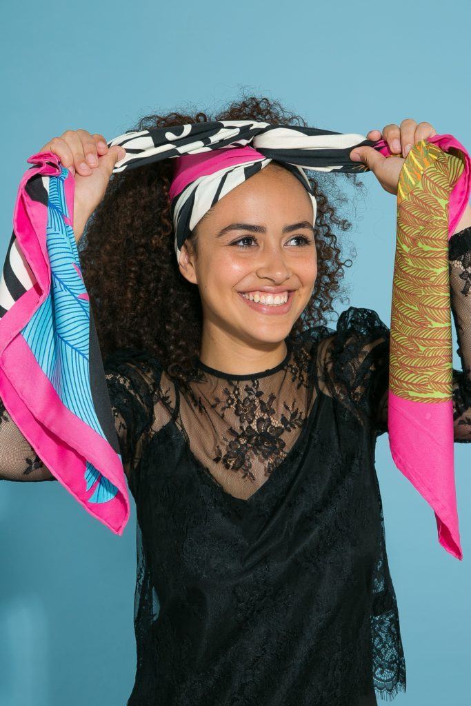 Amarração de lenço para turbante em cabelo cacheado 