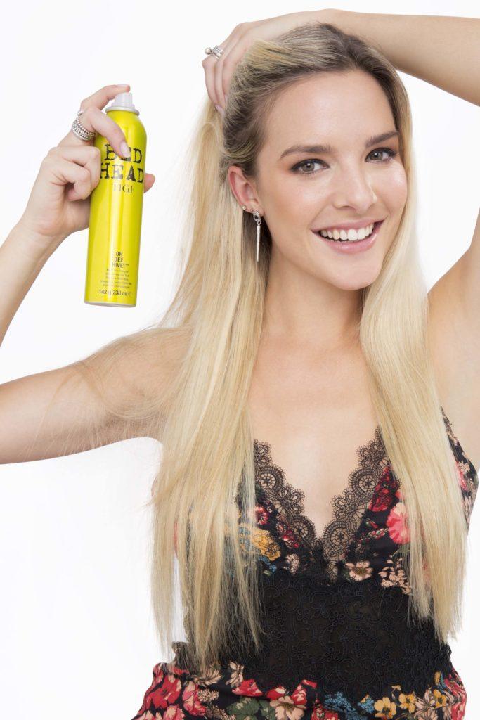modelo usando um coque bagunçado para cabelo longo