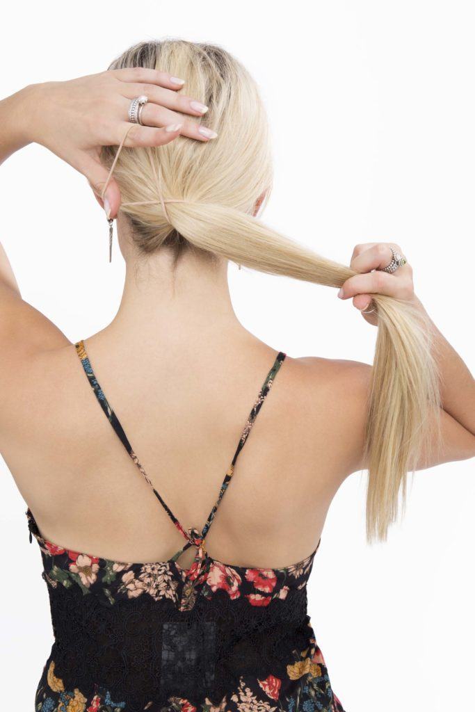 modelo usando um coque bagunçado para cabelo longo