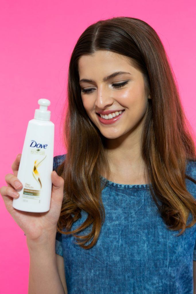 Modelo de cabelo liso com o Creme para Pentear Dove Óleo Nutrição