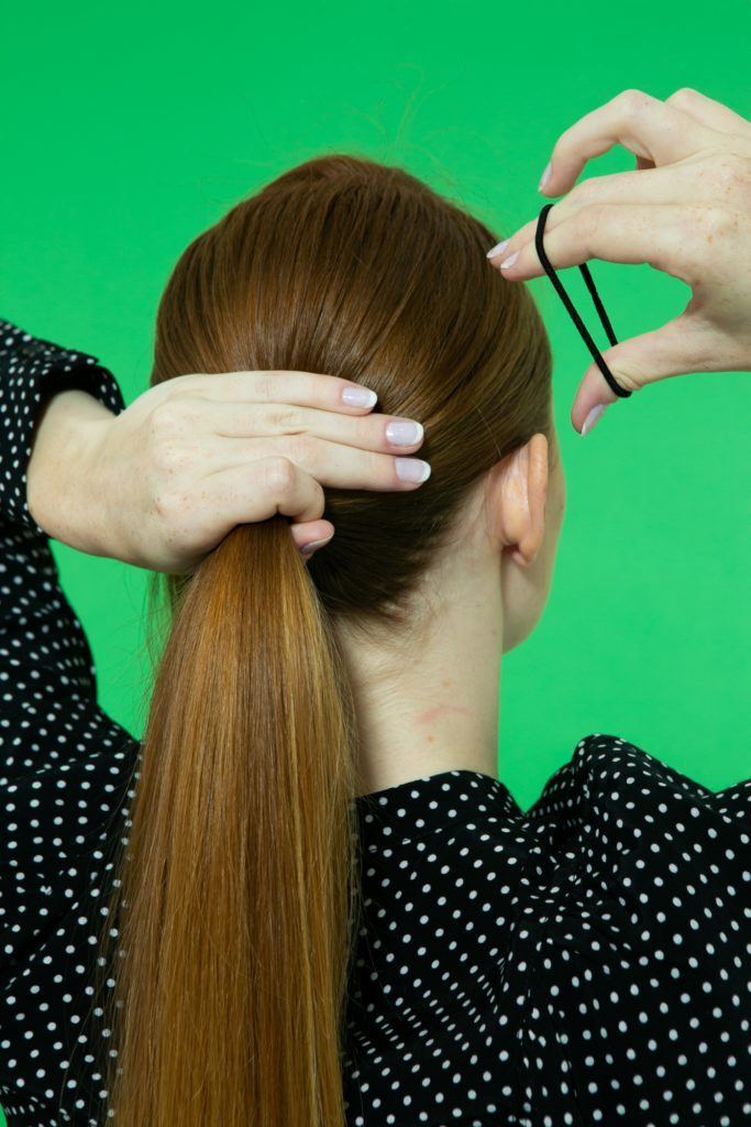 Modelo faz rabo de cavalo baixo em passo a passo para fazer coque chignon