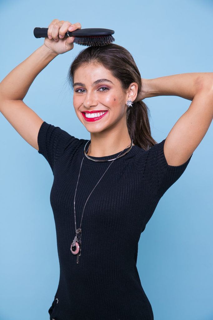 modelo usando coque com lenço no cabelo