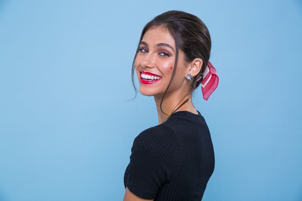 modelo usando coque com lenço no cabelo
