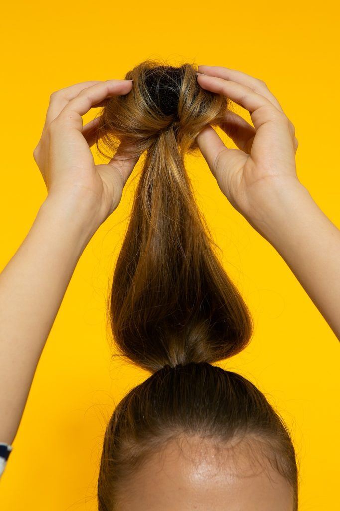 enrolando cabelo
