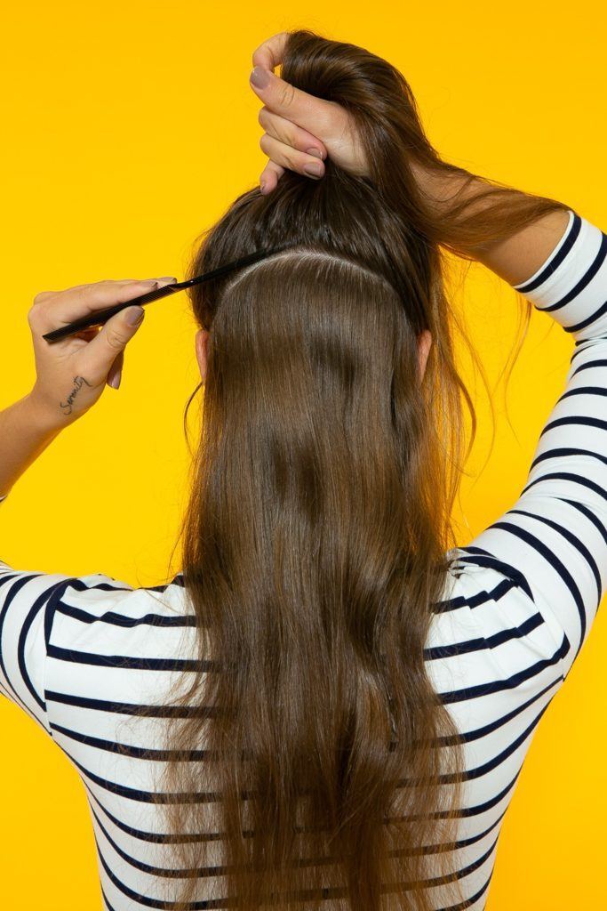 cabelo liso sendo separado em suas partes
