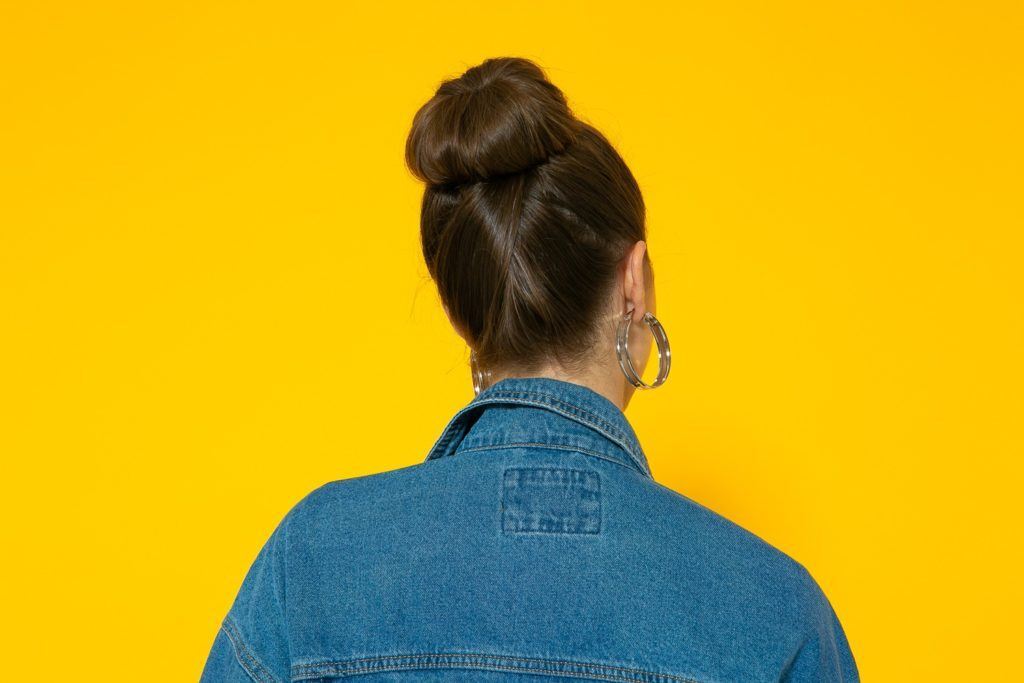 cabelo liso com coque e mechas transpassadas