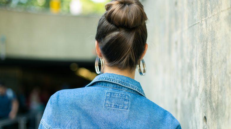 cabelo liso com coque e mechas transpassadas