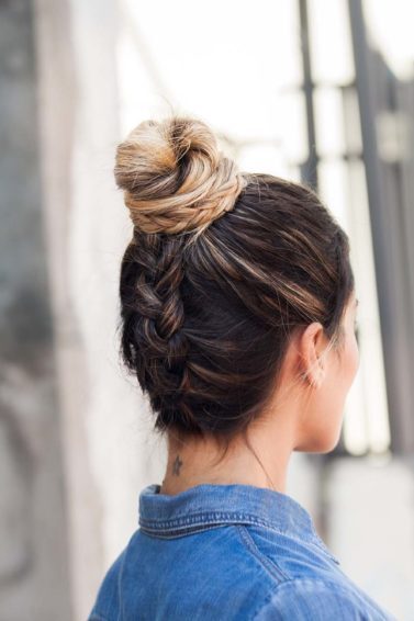 mulher de costas com cabelo amarrado como coque e trança