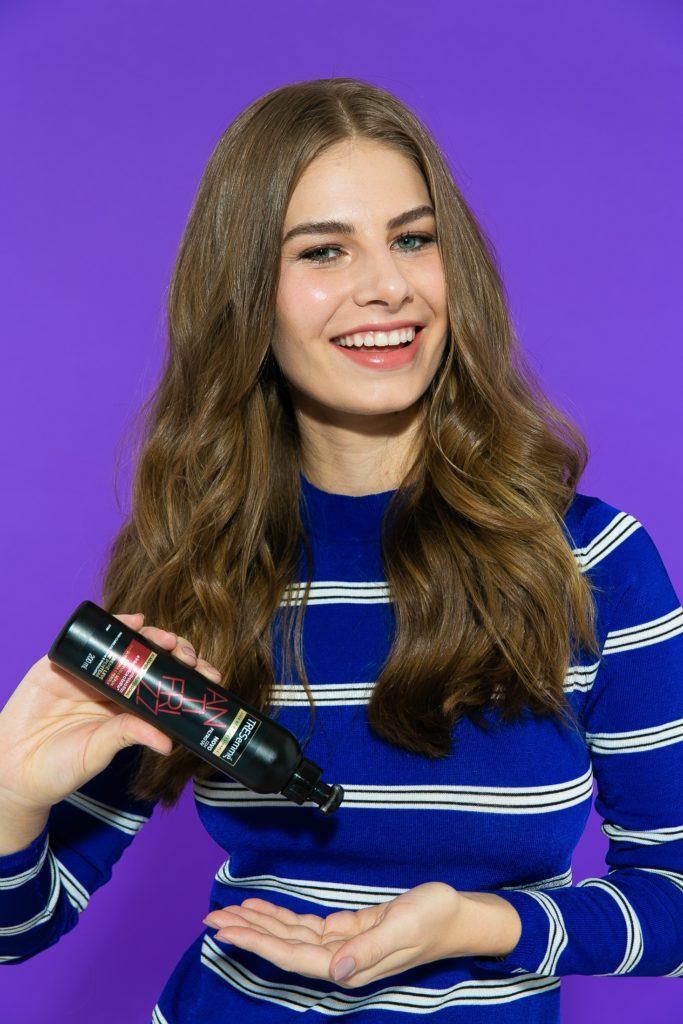 Aplicação de creme de pentear em cabelo liso